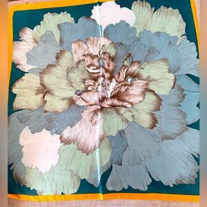 Women’s 70x70cm Green Flora Square Scarf